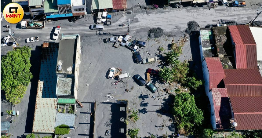 各單位在災區持續進行清淤工作。（圖／黃耀徵攝）