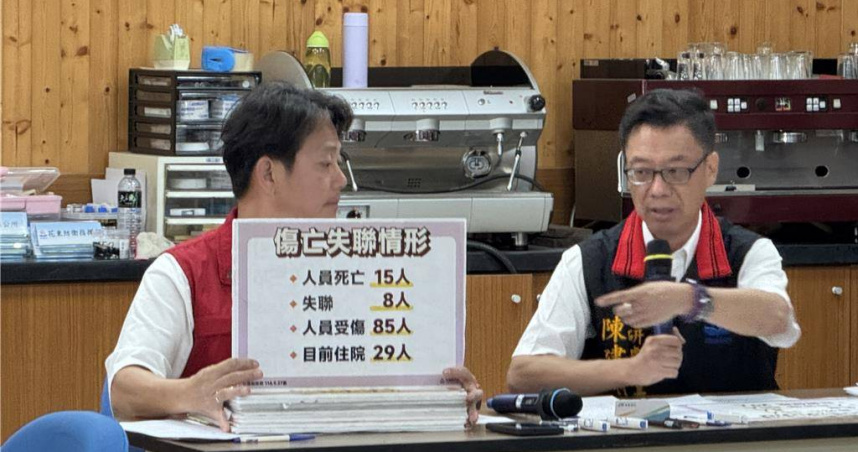 陳建村（右）與民政處長李葳（左）說明現在救災進度，針對監察院調查回應。（圖／報系資料照）