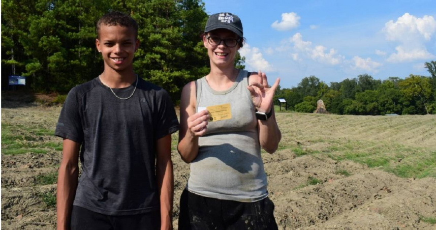麥迪遜一家人到挖到2.79克拉的褐鑽。（圖／翻攝阿肯色州立公園官網，下同）