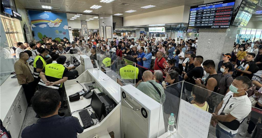 教師節連假結束，金門尚義機場今日仍湧入200多位滯留旅客到場「試運氣」候補返台。（圖／于家麒攝）