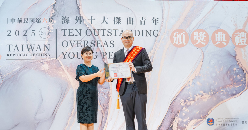 僑委會徐佳青委員長頒發海外十大傑出青年獎給「VisionThai 看見泰國」創辦人李致德（右）。（圖／攝影師呂重緯攝）