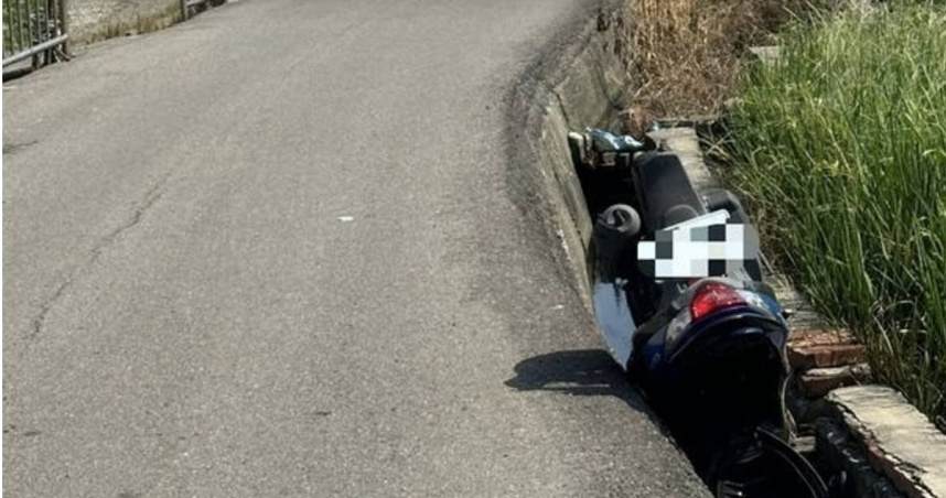 71歲騎士摔落水溝亡、機車倒插卡溝底。（圖 ／翻攝畫面）