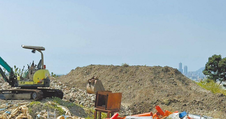 高市議員許采蓁8日踢爆小港區大坪頂保護區堆置大量廢瀝青與廢棄物，經實地走訪發現，案場內有多台怪手、貨車及卡車，還有好幾個疑似廢棄物土方堆成的小山丘。（圖／中國時報洪浩軒攝）