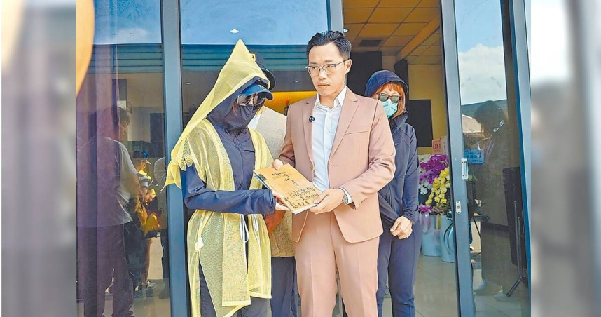 孫姓女代書家屬（前左）8日在律師（前右）陪同下，帶著遺書出面指控，鳳山紫靈宮孫姓姊妹假借「王母娘娘」名義斂財。（圖／報系資料照）