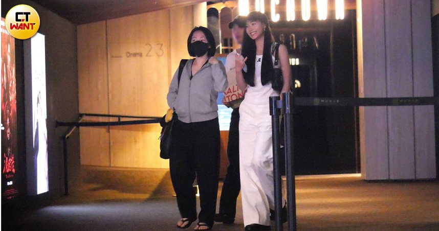CTWANT直擊小S與二女兒Lily去信義區的影城看電影。(圖/CTWANT)