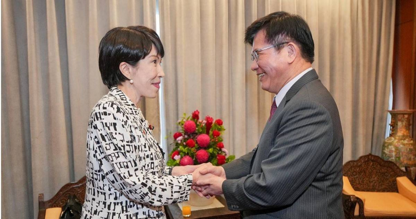 日本自民黨總裁高市早苗（左）當選日本第104任首相，成為史上首位女性領袖，備受國際矚目。圖為高市早苗4月拜會林佳龍（圖／取自外交部）