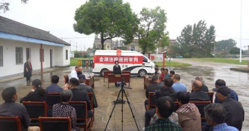 重陽節前夕，大陸江蘇省金湖縣法院在村中巡回開庭，審理一對88歲夫妻起訴4名子女不履行贍養義務案。（圖／翻攝自江蘇新聞）