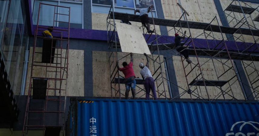 颶風梅麗莎即將抵達牙買加，工人在颶風到來之前用木板封住商店窗戶。 （圖／達志／美聯社）