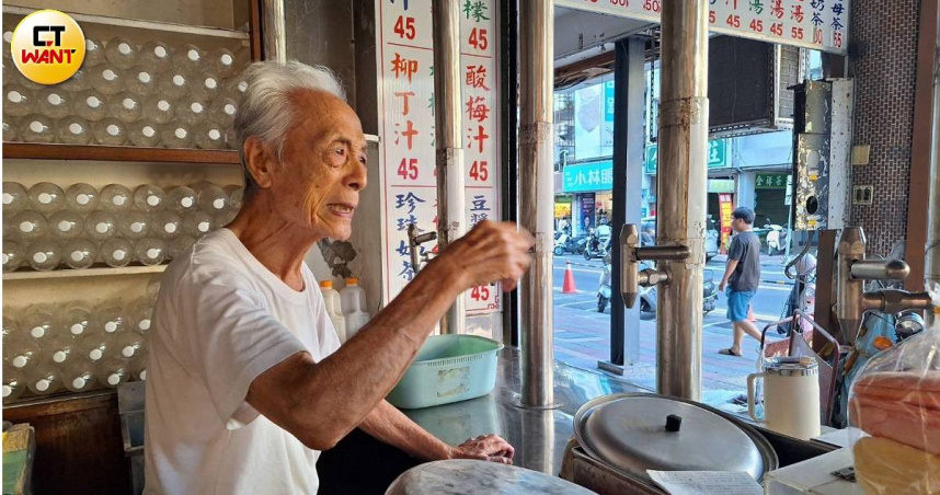鋼管紅茶高齡90歲的阿公老闆說,現在1天大概只賣20杯,因為房子是自己的,所以還能加減做生意,「我報到就沒有了,就打烊了!」。(圖/林榮芳攝)