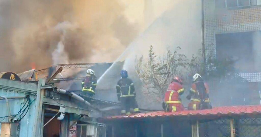 新北市樹林區柑園街一段某鐵皮屋6日傳出火警，猛烈濃煙瀰漫整個柑園地區，並波及一旁鄰近的柑園國小校園。(圖／新北市教育局提供／中國時報柯毓庭新北傳真）