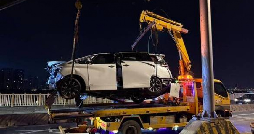 北市華中橋百萬保母車翻覆5人受傷送醫。（圖 ／翻攝畫面）