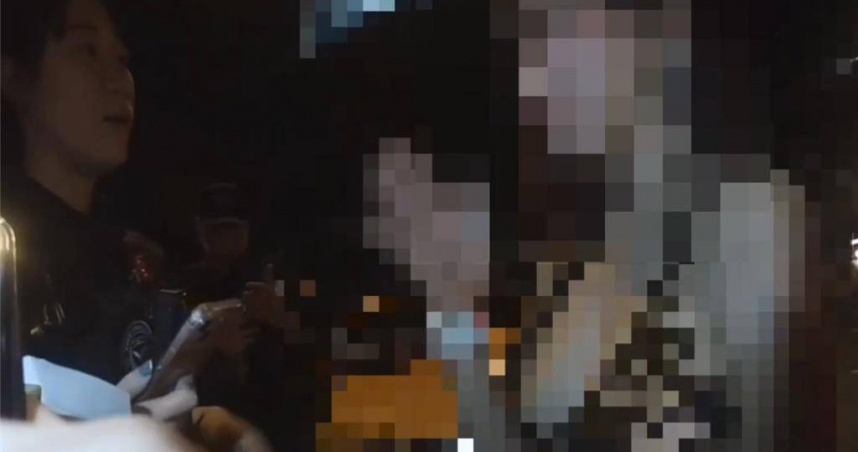 員警到場詢問泰籍男子事發經過及傷勢。（圖／翻攝照片）