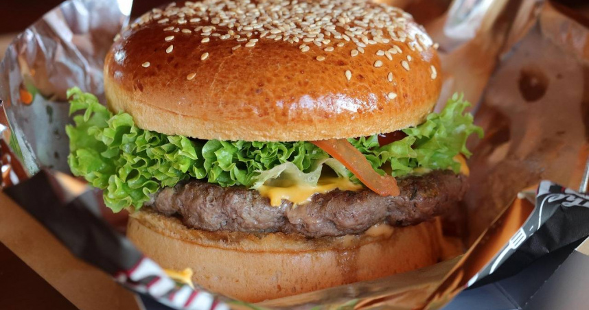 希臘柯羅皮一名男子因吞下整顆漢堡導致呼吸中止，目前在當地醫院加護病房搶救中。（示意圖／Pixabay）