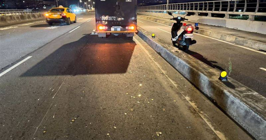 運鈔車撒幣浮洲橋。（圖／翻攝畫面）