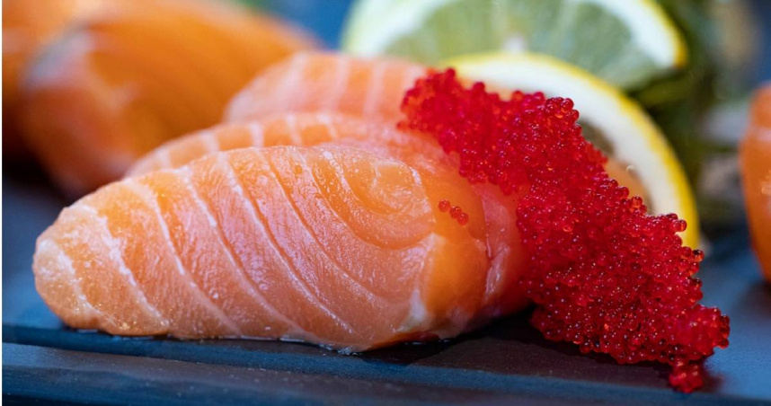 憂鬱症患者補充維生素B3後，可改善憂鬱與焦慮，甚至有助睡眠品質。常見於馬鈴薯、番茄、香菇、紫菜、鮭魚與鮪魚。（示意圖／翻攝自pexels）