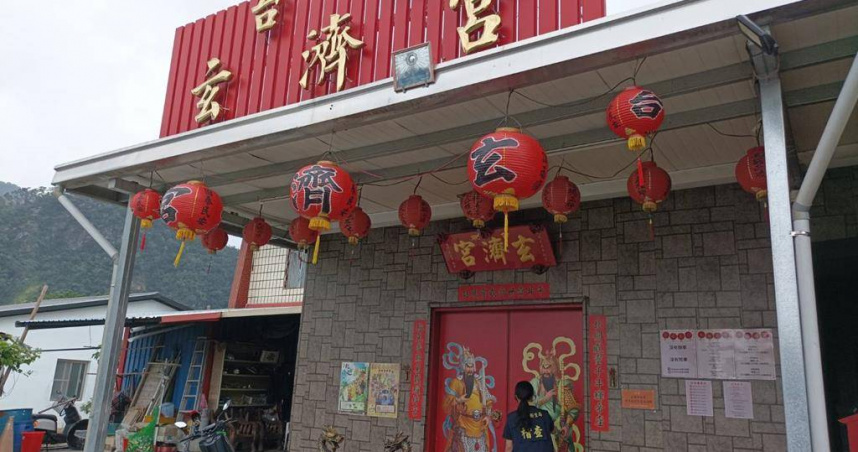 台東縣衛生局派員前往玄濟宮稽查，但大門深鎖。（圖／台東縣政府提供）