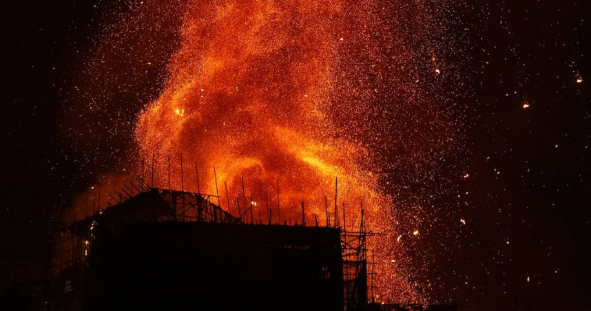 大埔宏福苑五級火警現場，火勢一度迅速蔓延至多幢大廈，引發社會關注。（圖／達志／美聯社）