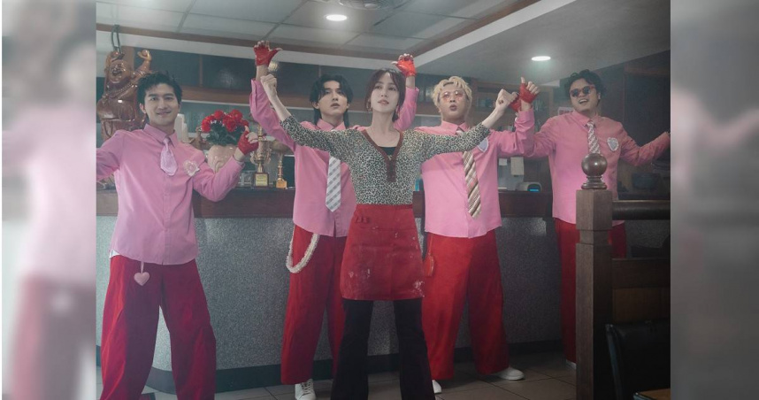 冰球樂團新歌MV邀來小薰飾演老闆娘，一同高舉大拇指同台尬舞。（圖／何樂音樂提供）