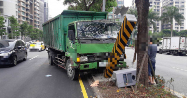 大貨車煞車失靈撞測速照相桿 網友:下橋不再有拘束囉!