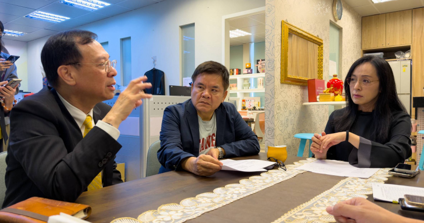 衛福部長石崇良（左）及立委莊瑞雄（中）、陳瑩（右）討論台東成功、長濱「長者智慧手環」續辦。（圖／陳瑩辦公室提供）