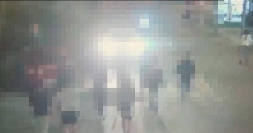 桃園公園12名國中生持刀圍攻同齡男，頭部多處受傷。（圖 ／翻攝畫面）