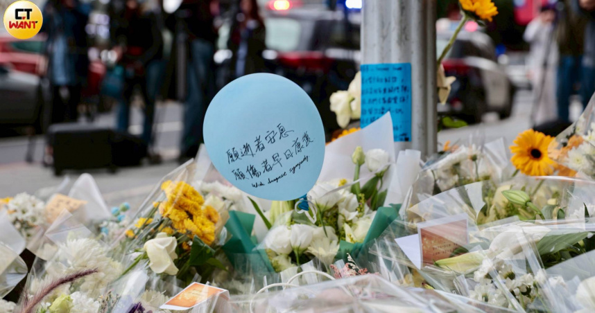 台北捷運中山站外事發地點，現場佈滿鮮花。（圖／黃耀徵攝）