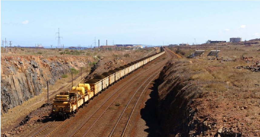 鐵礦石列車駛入位於西澳州皮爾巴拉（Pilbara）的加工廠。（圖／達志／美聯社）