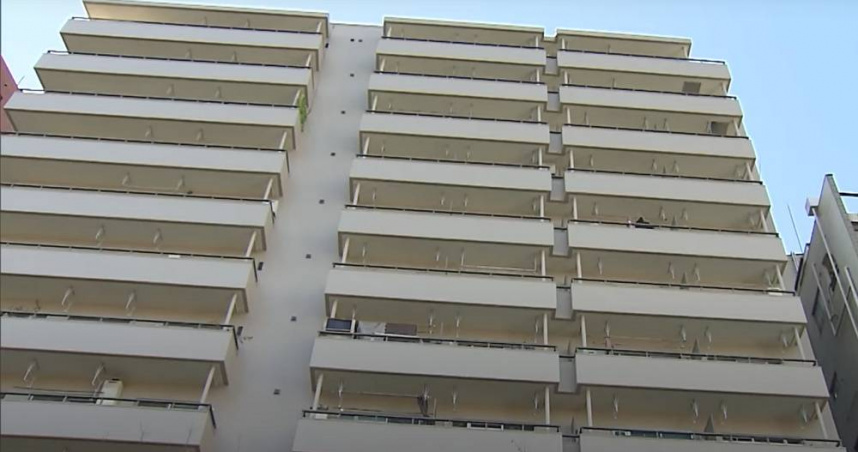 日本東京一對爸媽元旦外出新年參拜祈福，把3歲兒子獨自留在家中，導致他疑似爬到陽台從9樓墜落身亡。（圖／翻攝自YouTube／富士新聞網）