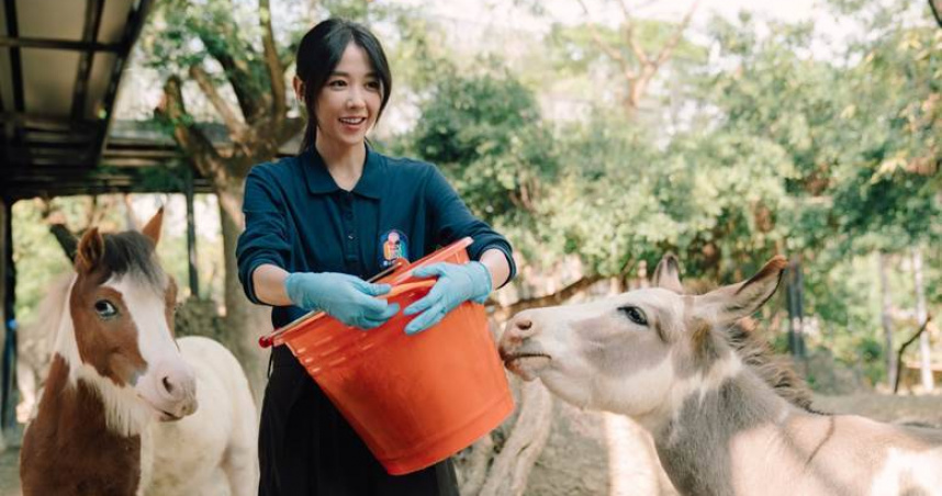 邵雨薇為了扮演保育員，特別到動物園實習。（圖／Disney+）