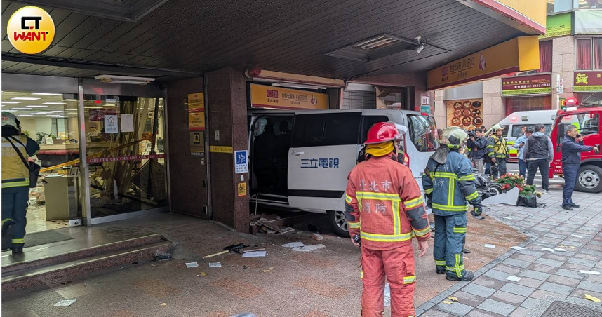 三立新聞採訪車23日下午驚傳衝進北市中山區南京東路二段上的彰化銀行吉林分行內，造成10傷。（圖／林冠吟攝）