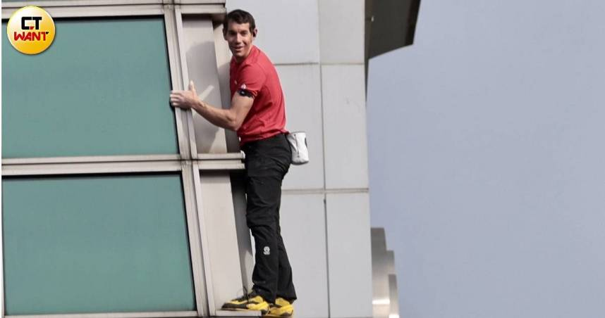 世界頂尖攀岩家霍諾德（Alex Honnold）挑戰徒手攀登台北101，攀爬過程不時停下揮手致意。（圖／黃耀徵攝）