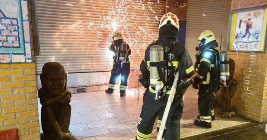 黃仁勳前一晚於磚窯古早味懷舊餐廳餐敘，餐廳隔日凌晨傳出冒煙通報，消防到場處理後確認無人傷亡。（圖／翻攝畫面）
