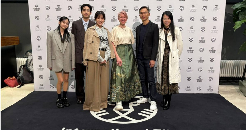 《自殺通告》電影團隊與鹿特丹影展選片人合影。（圖／本萃電影提供）