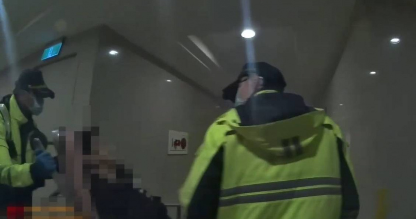 王姓男子因病而受困住處3日，所幸警方反應迅速將其救出，成功挽回其性命。（圖／翻攝畫面）