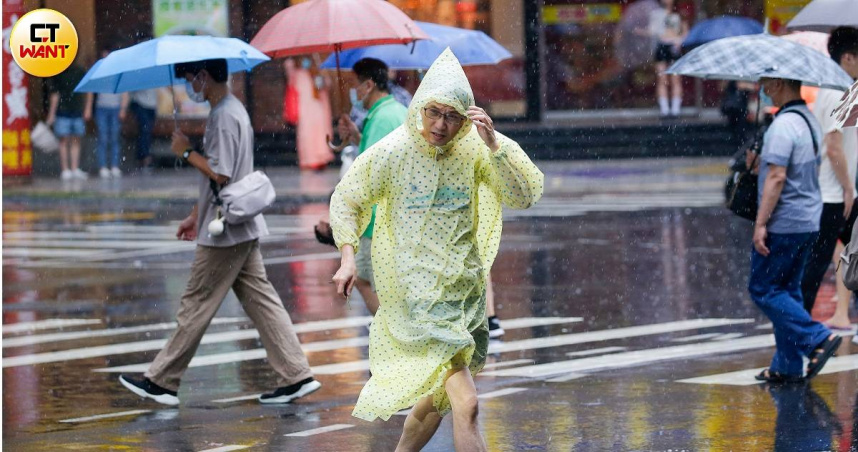 因鋒面雨帶過境，全台各地均會降雨。（示意圖／黃耀徵攝）