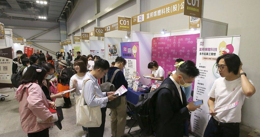 台大校園徵才博覽會吸引學生到場了解職缺資訊，一名台大資工系女大生參與後在網路發文分享心得。（圖／報系資料照）