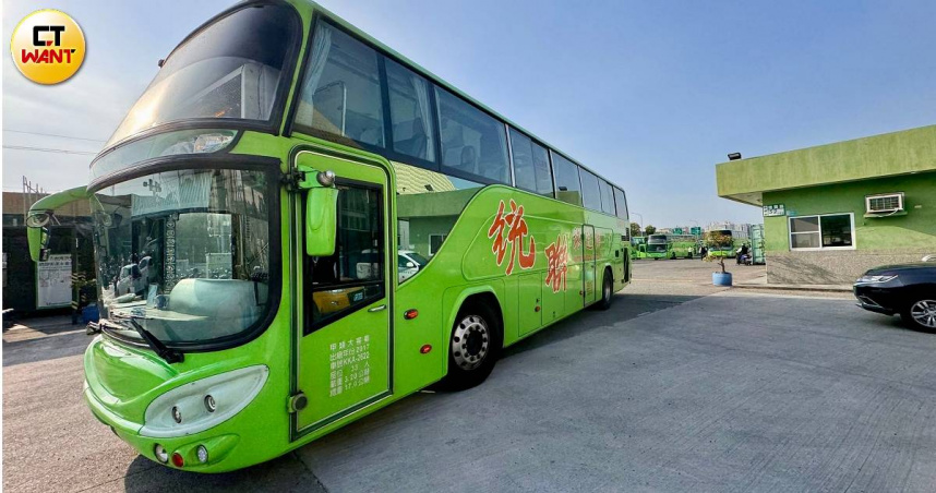 經營10數條台南市公車的統聯客運被爆涉有惡意解雇甚或侵占補助款，苦主駕駛長批評太欺負人。圖為統聯客運位在台南永康的調度站。（圖／方萬民攝）