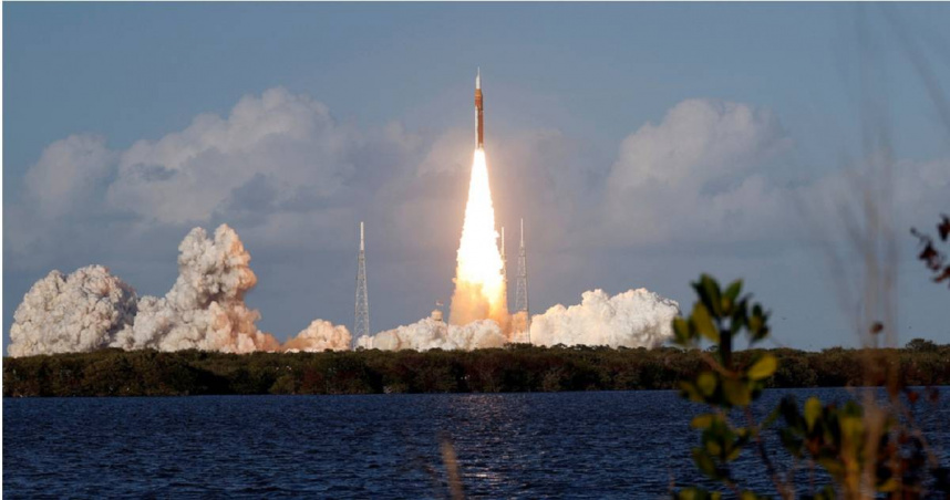美國國家航空暨太空總署（NASA）「阿提米絲2號」（Artemis II）登月計畫的1枚火箭於美東時間4月1日發射升空。（圖／達志／美聯社）