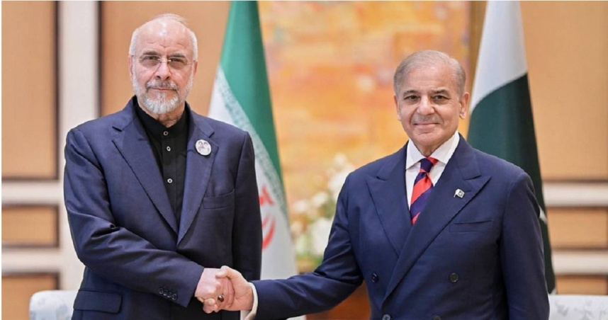 伊朗伊斯蘭議會議長加利巴夫（左）在美伊談判前，與巴基斯坦總理謝里夫握手。（圖／達志／美聯社）