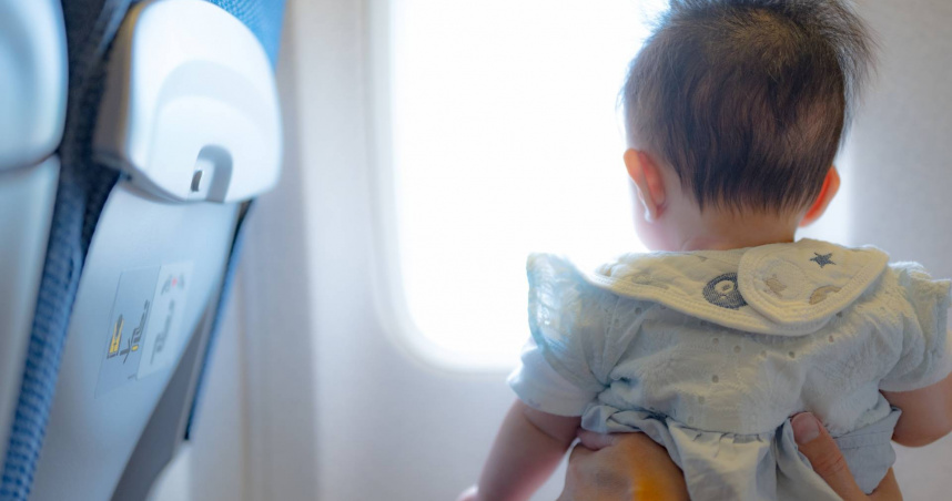 有家長帶4個月大的孩子搭飛機，全程未哭鬧，卻遭網友批評「自私」。圖僅示意，非當事孩童。（示意圖／photoAC）