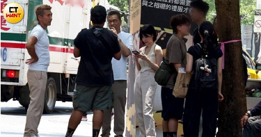 沈玉琳才大病初癒復工，卻被目擊在「63禁煙節」於台北市西門町禁菸區三度使用加熱菸裝置。（圖／本刊攝影組）