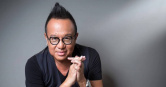 資深歌手黃大煒日前傳出於夏威夷辭世，享壽61歲。（圖／翻攝自臉書，黃大煒 (Huang Dawei)）