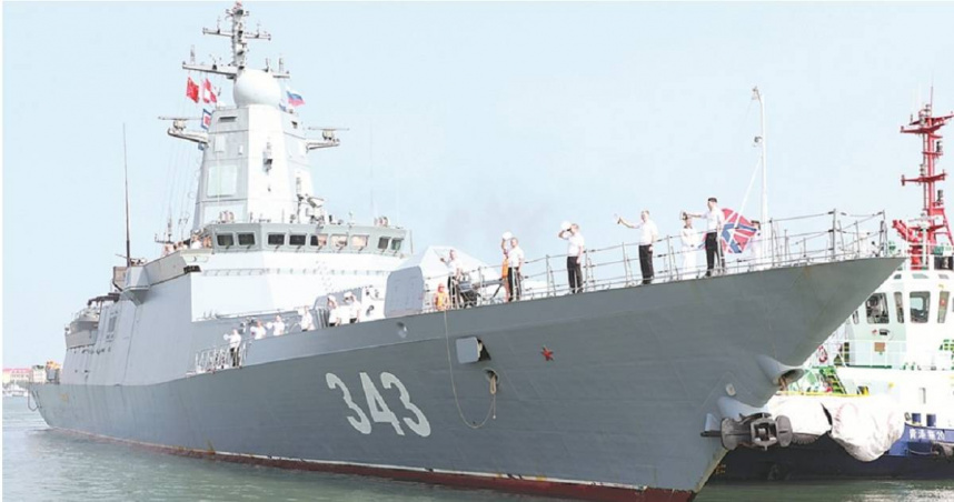 參加演習的俄羅斯海軍護衛艦靠泊青島軍港。（圖／翻攝自《新華社》）
