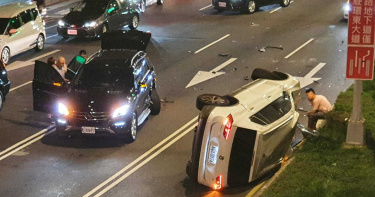驚險如電影!北市街頭深夜車禍 180度整輛翻車