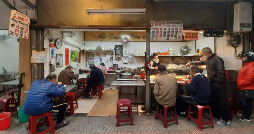 位於台北萬華三水街市場、經營約35年的「正宗阿偉咖哩飯」宣布結束營業，讓許多老顧客感到不捨。（圖／翻攝自臉書／台灣古早味－正宗阿偉咖哩飯）