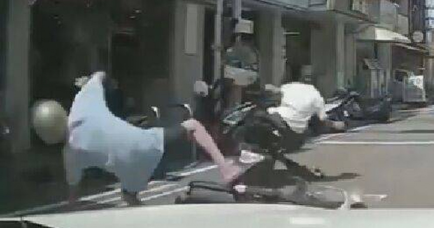 苗栗騎士跨雙黃線硬超車！高速猛撞87歲翁　2人騰空倒地送醫