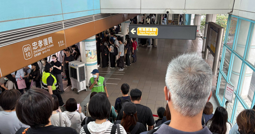 台北捷運文湖線今早列車異常，不少上班上課的通勤族都在哀號。（圖／取自Threads，@kenhsu1103）