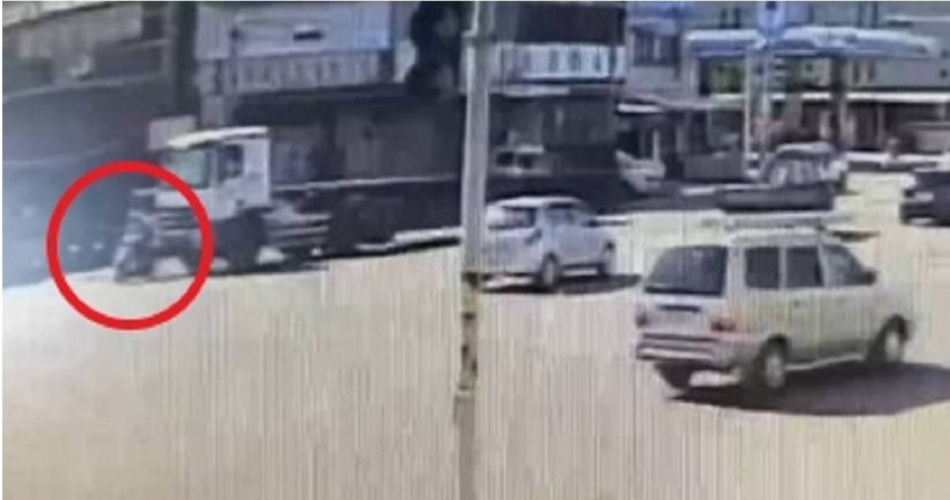 驚悚奪命瞬間曝光！彰化交流道前「拖板車疑視線死角」　夫妻雙載慘死輪下