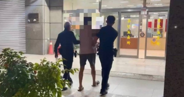 新北市蘆洲區陳姓男子因水冷扇遭丟棄暴怒，持藥罐砸傷老父後再抄西瓜刀作勢砍姊，警方獲報手持防暴盾牌到場圍捕，成功將其上銬送辦。（圖／翻攝畫面）