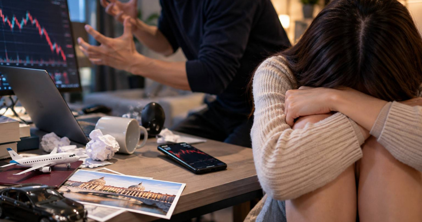 工程師男友投資科技概念股失利，持股從高點下跌近4成，情緒失控讓女友萌生分手念頭。（示意圖／AI生成）